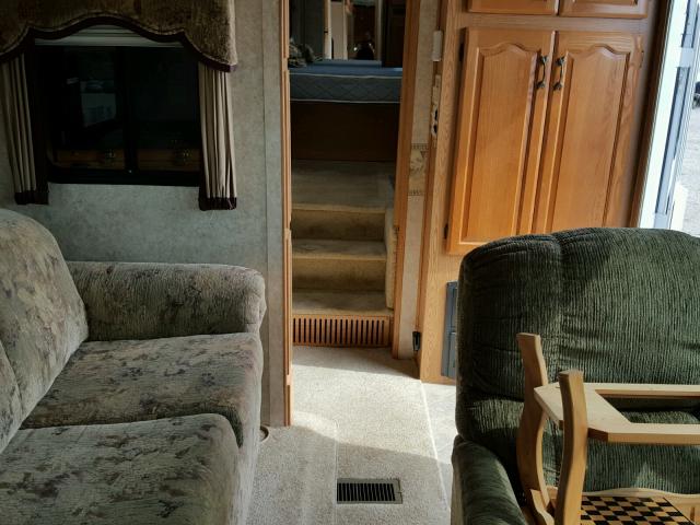 4YDF300236D520288 - 2006 KEYSTONE MONTANA WHITE photo 6