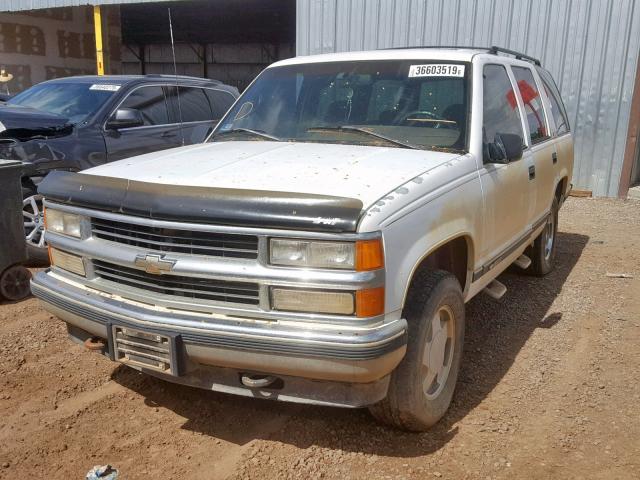 1GNEK13R5TJ378921 - 1996 CHEVROLET TAHOE K150 WHITE photo 2