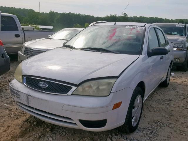 1FAHP34NX7W202721 - 2007 FORD FOCUS ZX4 WHITE photo 2