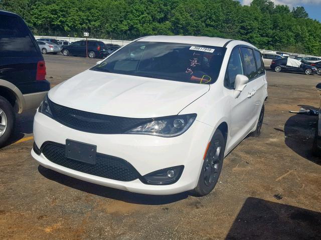 2C4RC1FG0JR305983 - 2018 CHRYSLER PACIFICA T WHITE photo 2