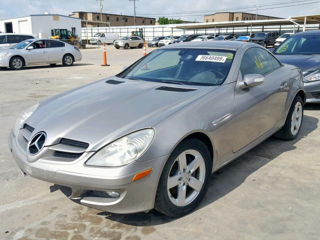 WDBWK54F56F092338 - 2006 MERCEDES-BENZ SLK 280 GRAY photo 2