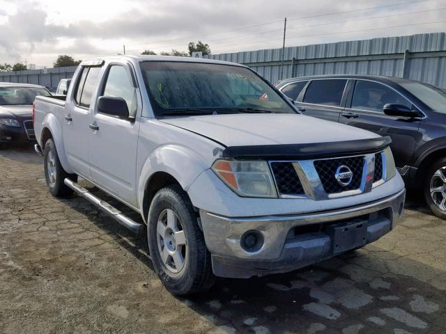 1N6AD07U86C463753 - 2006 NISSAN FRONTIER C WHITE photo 1