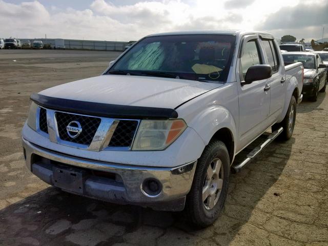 1N6AD07U86C463753 - 2006 NISSAN FRONTIER C WHITE photo 2