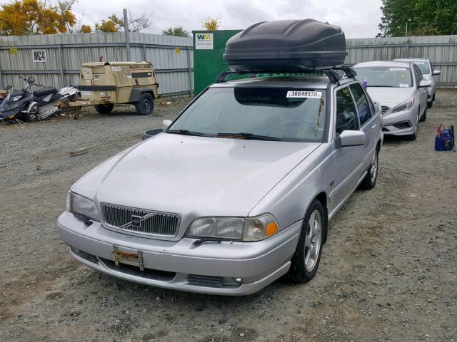 YV1LS5375W2481335 - 1998 VOLVO S70 T5 TUR SILVER photo 2