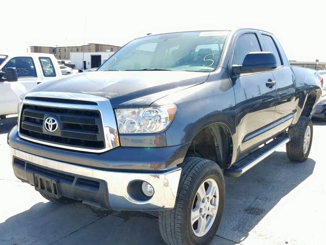 5TFUM5F1XDX041770 - 2013 TOYOTA TUNDRA DOU CHARCOAL photo 2