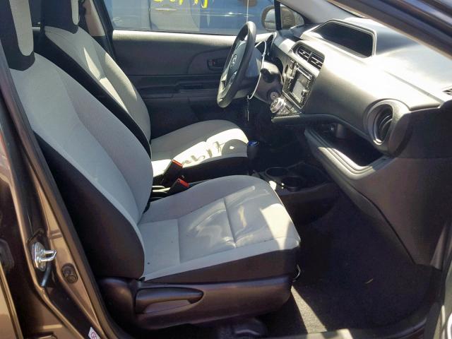 JTDKDTB34F1091492 - 2015 TOYOTA PRIUS C GRAY photo 5