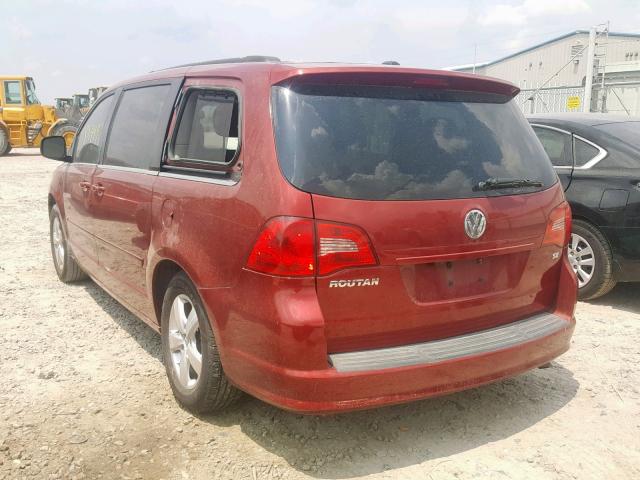 2V4RW3DG1BR669794 - 2011 VOLKSWAGEN ROUTAN SE MAROON photo 3