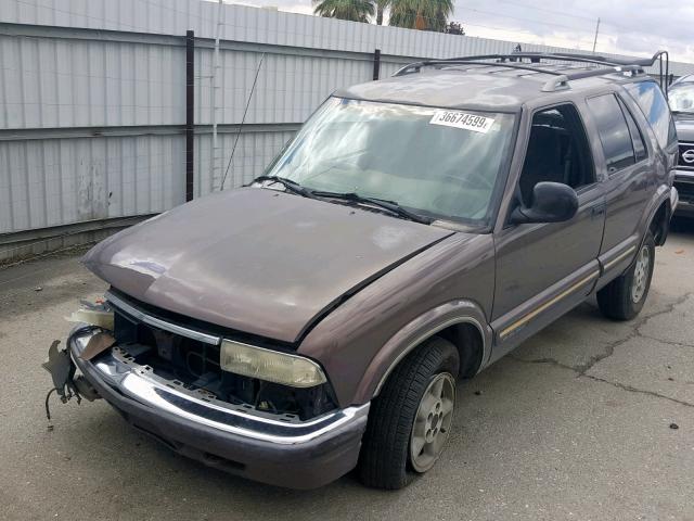 1GNDT13W7WK110157 - 1998 CHEVROLET BLAZER BROWN photo 2