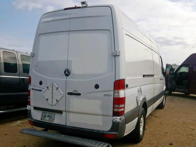 WD3PE8CB7B5566734 - 2011 MERCEDES-BENZ SPRINTER 2 WHITE photo 4