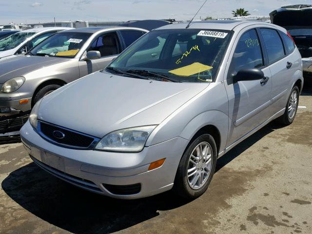 3FAFP37N95R141736 - 2005 FORD FOCUS ZX5 SILVER photo 2