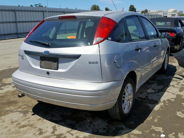 3FAFP37N95R141736 - 2005 FORD FOCUS ZX5 SILVER photo 4