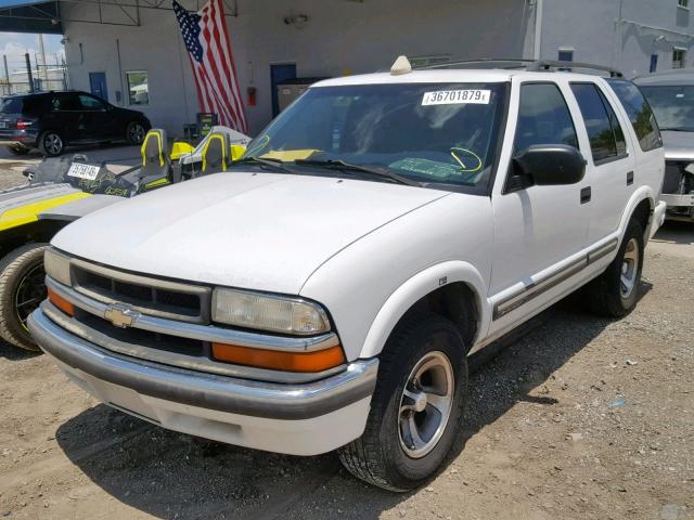 1GNCS13W712190809 - 2001 CHEVROLET BLAZER WHITE photo 2