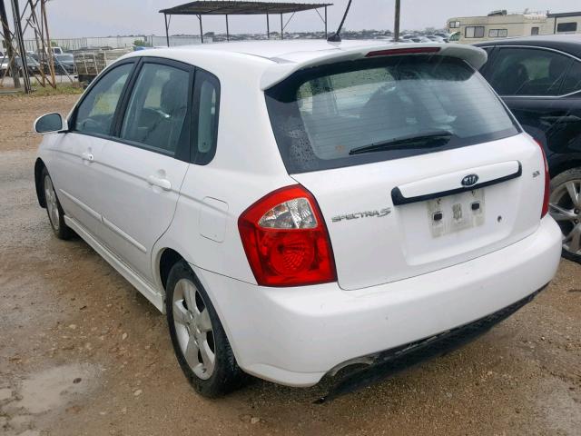 KNAFE161485010768 - 2008 KIA SPECTRA5 5 WHITE photo 3