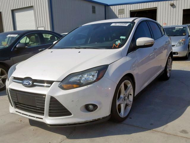 1FAHP3N2XCL226887 - 2012 FORD FOCUS TITA WHITE photo 2