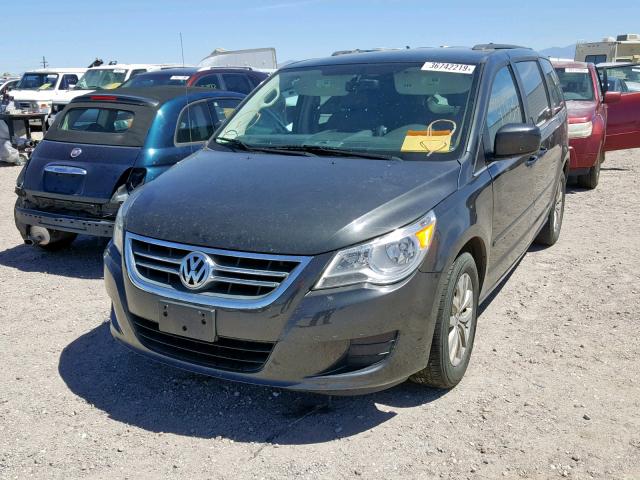 2C4RVABG6CR321298 - 2012 VOLKSWAGEN ROUTAN SE CHARCOAL photo 2