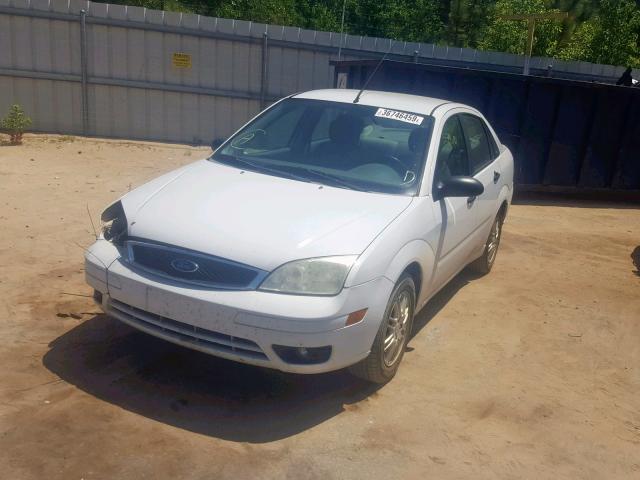 1FAFP34N85W302238 - 2005 FORD FOCUS ZX4 WHITE photo 2