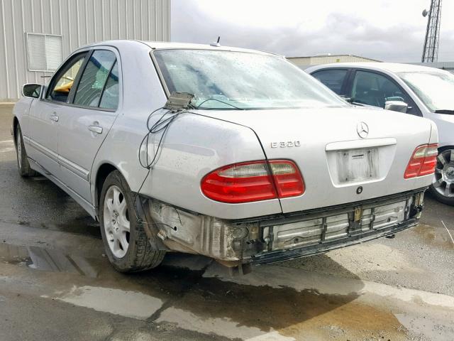 WDBJF65J4YB109941 - 2000 MERCEDES-BENZ E 320 SILVER photo 3