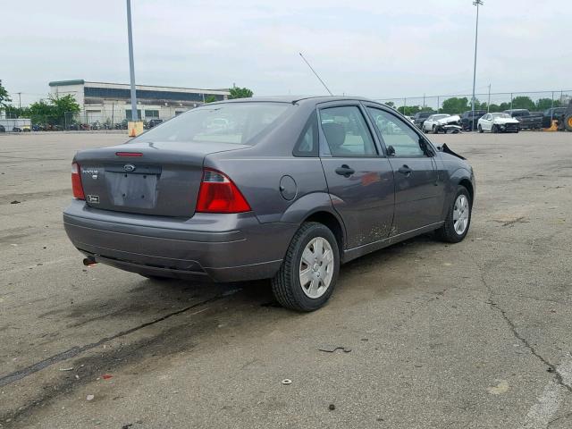 1FAHP34N97W231496 - 2007 FORD FOCUS ZX4 GRAY photo 4