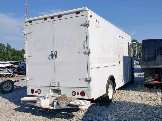 4UZAANBW21CJ13699 - 2001 FREIGHTLINER CHASSIS M WHITE photo 4