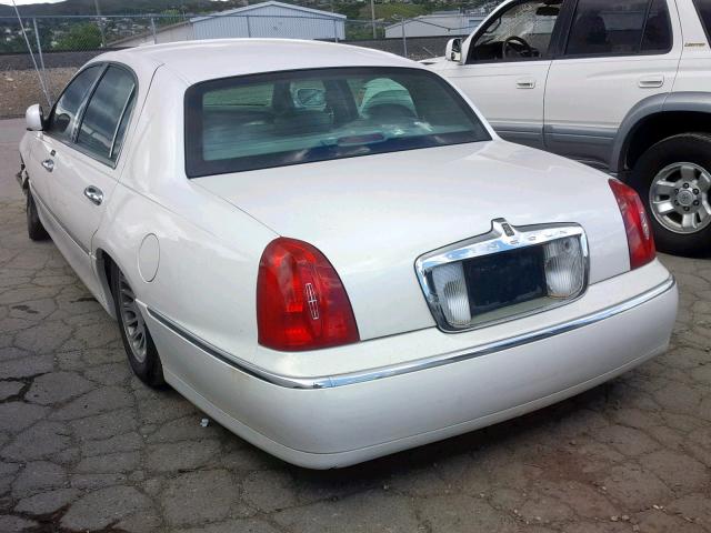 1LNHM83W0YY856946 - 2000 LINCOLN TOWN CAR C WHITE photo 3