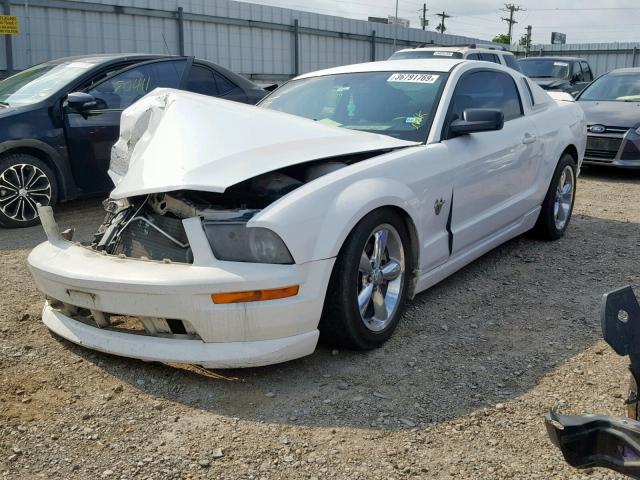 1ZVHT82H295101792 - 2009 FORD MUSTANG GT WHITE photo 2