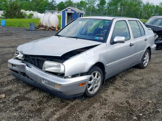 3VWTD81H1WM199034 - 1998 VOLKSWAGEN JETTA GLX SILVER photo 2