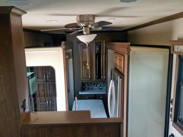 4X4FRSN36K5000955 - 2019 WILDWOOD 5TH WHEEL BROWN photo 5