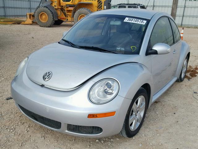 3VWPW31C77M504461 - 2007 VOLKSWAGEN NEW BEETLE Gümüş foto 2