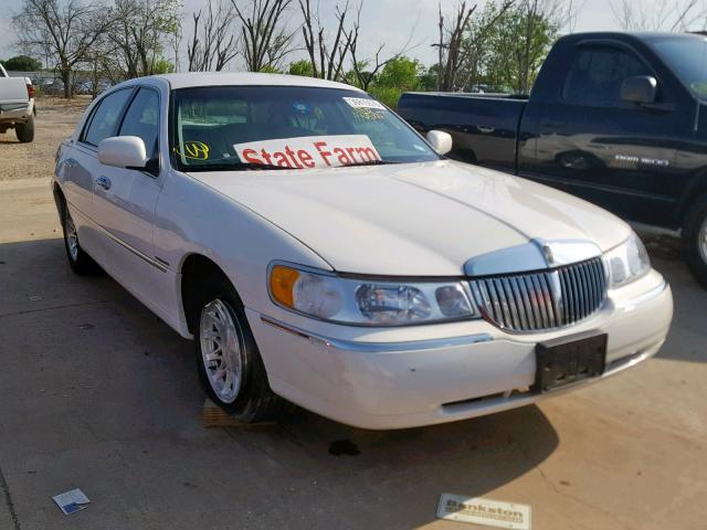 1LNFM83W8WY624793 - 1998 LINCOLN TOWN CAR C WHITE photo 1