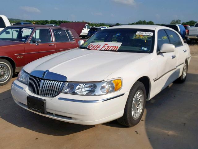 1LNFM83W8WY624793 - 1998 LINCOLN TOWN CAR C WHITE photo 2