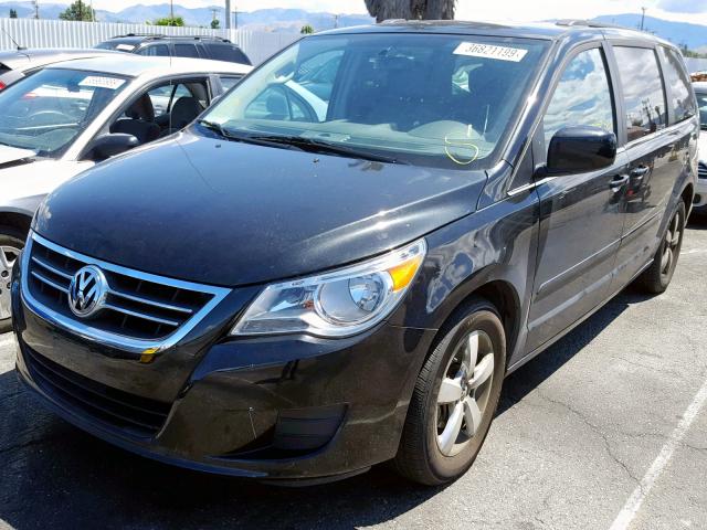 2V4RW3DG0BR806241 - 2011 VOLKSWAGEN ROUTAN SE BLACK photo 2