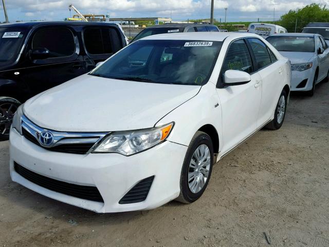 4T1BD1FK0CU004375 - 2012 TOYOTA CAMRY HYBR WHITE photo 2