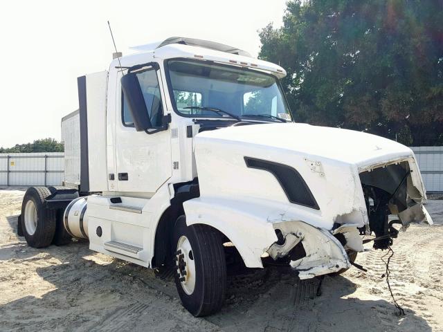 4V4N39EG3DN145893 - 2013 VOLVO VN VNL WHITE photo 1