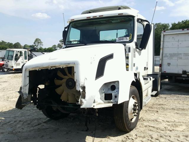 4V4N39EG3DN145893 - 2013 VOLVO VN VNL WHITE photo 2