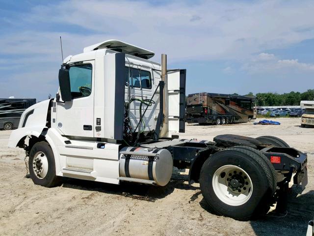 4V4N39EG3DN145893 - 2013 VOLVO VN VNL WHITE photo 3