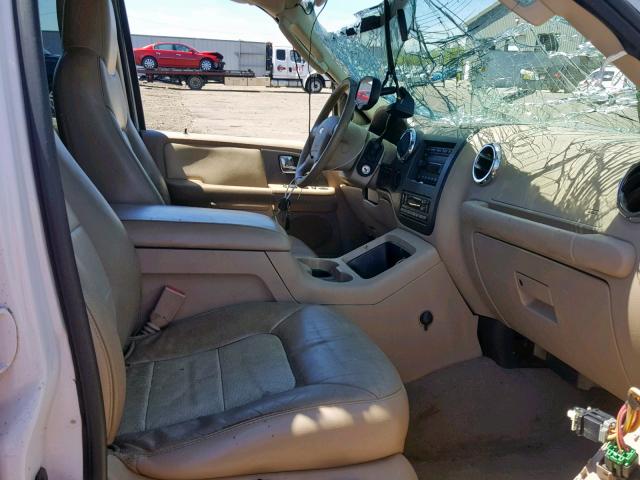 1FMFU18585LA07378 - 2005 FORD EXPEDITION WHITE photo 5