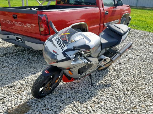 ZD4RPU0082S000155 - 2002 APRILIA RSV MILLE SILVER photo 2