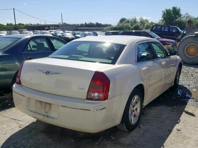 2C3LA53G56H230285 - 2006 CHRYSLER 300 TOURIN WHITE photo 4