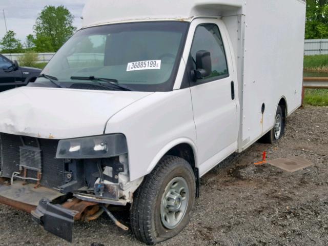 1GBHG31U641109553 - 2004 CHEVROLET EXPRESS G3 WHITE photo 10