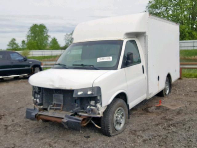 1GBHG31U641109553 - 2004 CHEVROLET EXPRESS G3 WHITE photo 2