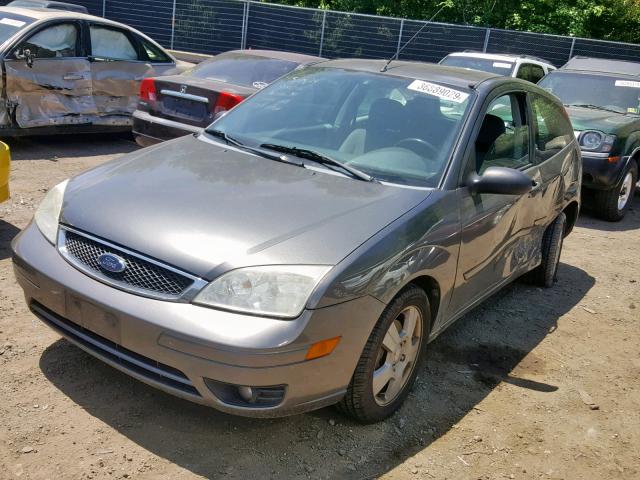 1FAHP31N67W325226 - 2007 FORD FOCUS ZX3 GRAY photo 2