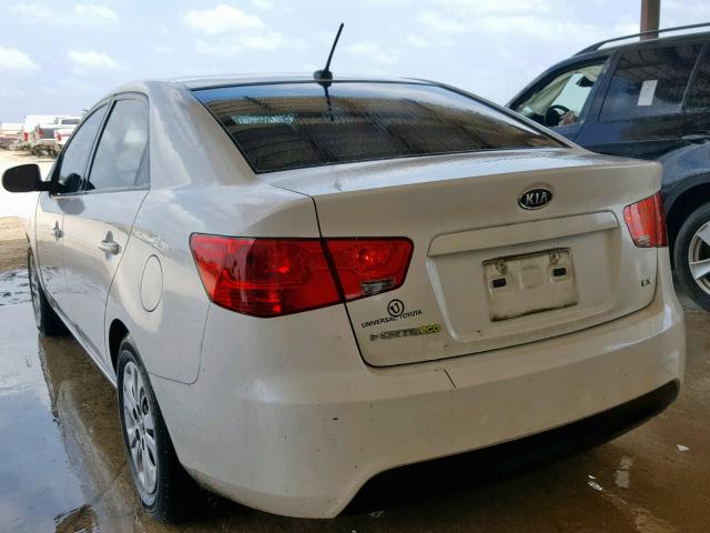 KNAFU4A22D5734134 - 2013 KIA FORTE EX WHITE photo 3