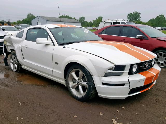 1ZVFT82H055209992 - 2005 FORD MUSTANG GT WHITE photo 1