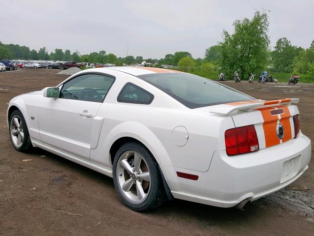 1ZVFT82H055209992 - 2005 FORD MUSTANG GT WHITE photo 3