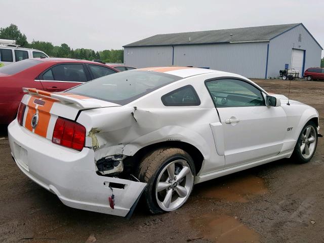 1ZVFT82H055209992 - 2005 FORD MUSTANG GT WHITE photo 4