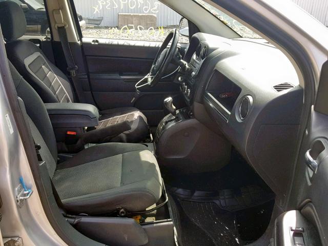 1J4NF1FB0BD279961 - 2011 JEEP COMPASS SP Күміс фото 5