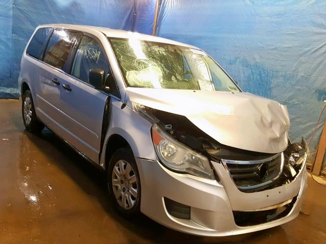 2V4RW4D13AR262866 - 2010 VOLKSWAGEN ROUTAN S SILVER photo 1