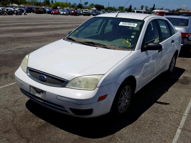 1FAFP34N95W263904 - 2005 FORD FOCUS ZX4 WHITE photo 2