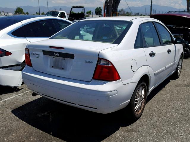 1FAFP34N95W263904 - 2005 FORD FOCUS ZX4 WHITE photo 4