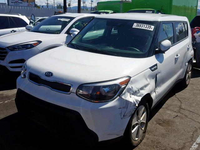 KNDJN2A26G7866577 - 2016 KIA SOUL WHITE photo 2